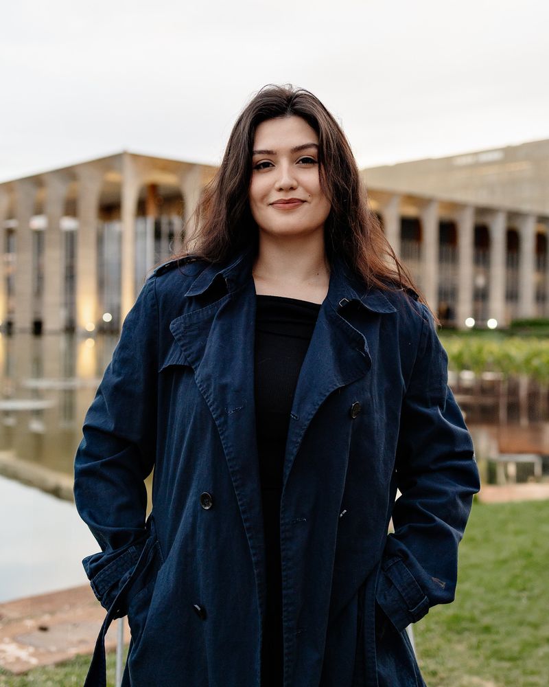 Eduarda Dornelles de casaco azul-marinho em frente ao Palácio do Itamaraty, em Brasília